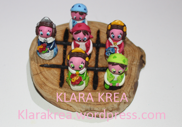Tres en raya en fimo de falleros sobre madera Klara Krea