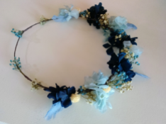MIXTA Corona de flores preservadas handmade. Realizada con delicadeza con paniculata en azules y crudos y flor de semilla